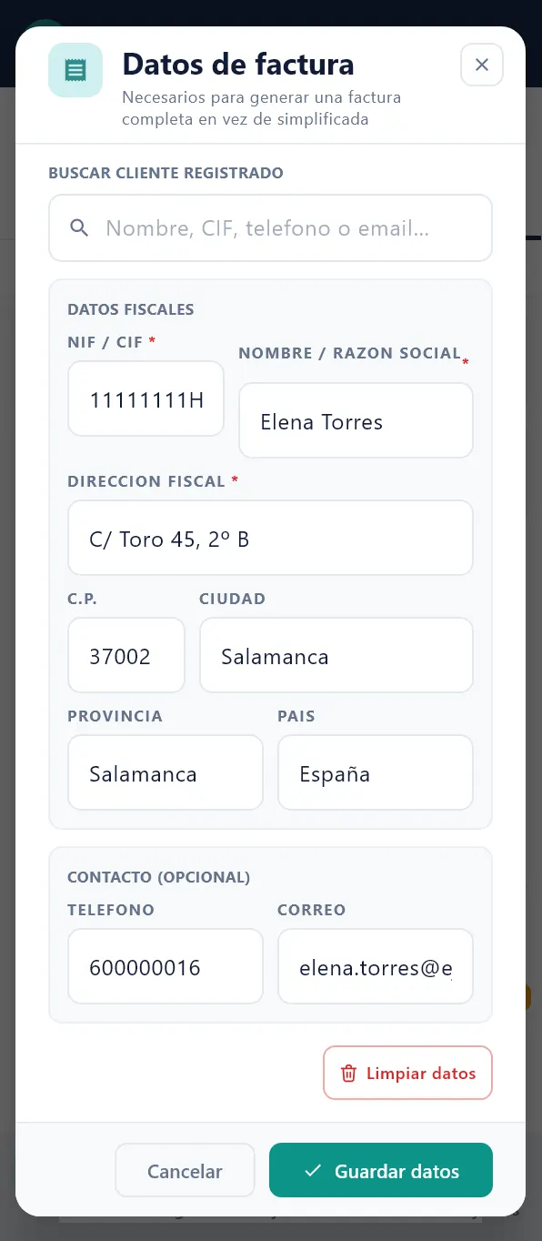 Ventana Datos de factura con un cliente registrado elegido y sus datos fiscales rellenos.