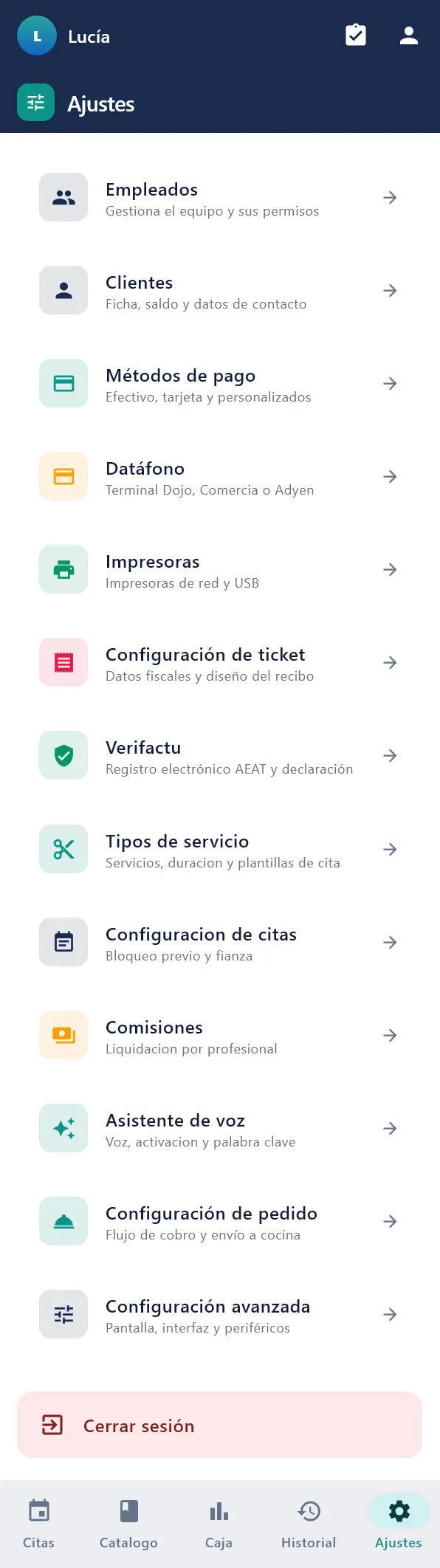 Pestaña Ajustes de una peluquería con la lista de apartados y el botón Cerrar sesión al final
